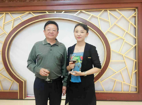 仟億達(dá)831999總經(jīng)理王元圓(右一)與慶市市長(zhǎng)韓立華合影 仟億達(dá)831999總經(jīng)理王元圓(右一)與慶市市長(zhǎng)韓立華合影