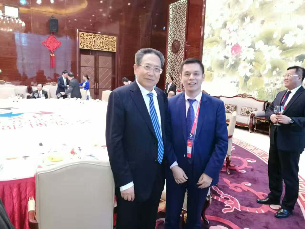 安徽省委書(shū)記、省人常委會(huì)主任李錦斌（左）仟億達(dá)集團(tuán)董事長(zhǎng)鄭兩斌（右）與合影留念